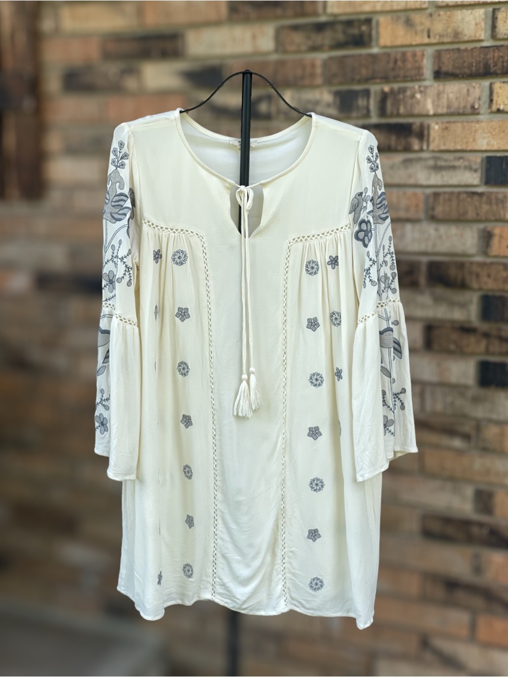 Entro Large Ivory Gray Embroidered Boho Bell Sleeve Tassel Dress